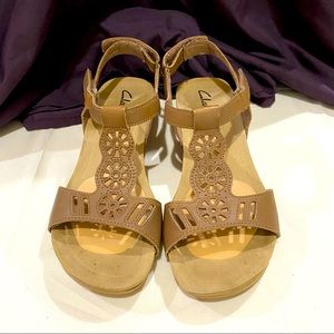 Clarks Alto Gail Q Sandal Beige Size 7M EUC